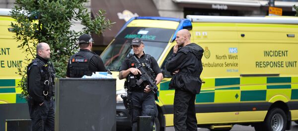 Des  policiers près du centre commercial Arndale, à Manchester - Sputnik Afrique