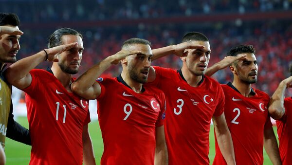 La sélection turque fait un salut militaire durant les éliminatoires pour l’Euro-2020 - Sputnik Afrique