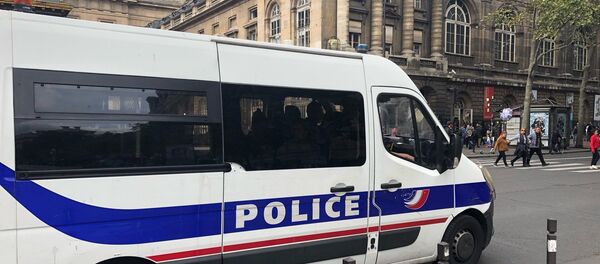 Une voiture de police devant le palais de Justice de Paris (image d’illustration) - Sputnik Afrique