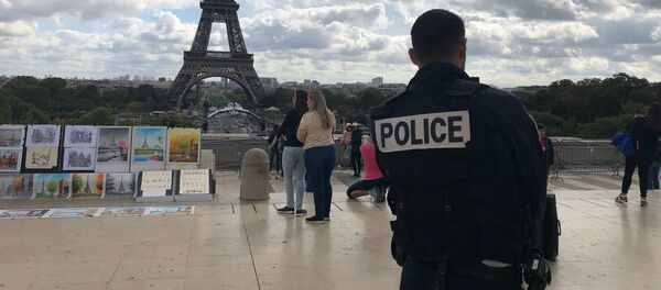 Un policier sur la place du Trocadéro (image d’illustration) - Sputnik Afrique