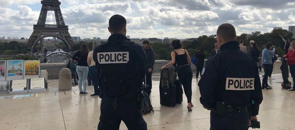 Deux policiers sur la place du Trocadéro (image d’illustration) - Sputnik Afrique
