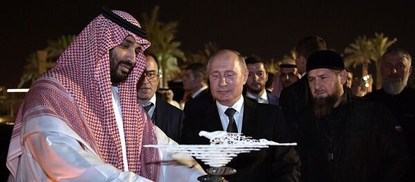 Vladimir Poutine offre un objet d'art fait d’une défense de mammouth au prince héritier saoudien Mohammed ben Salmane - Sputnik Afrique