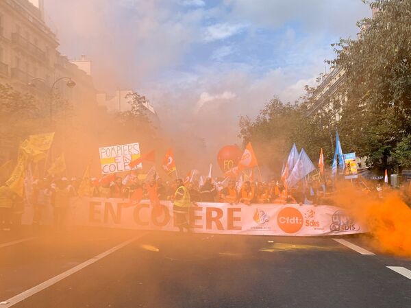 Gaz, canon à eau… la tension monte à la manifestation nationale des pompiers à Paris - Sputnik Afrique