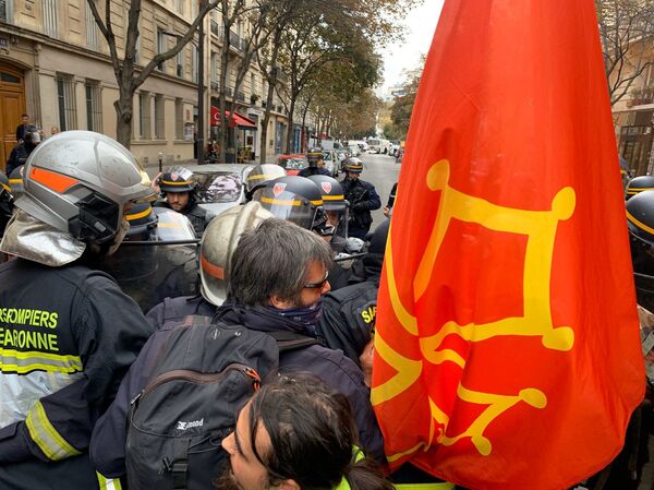 Gaz, canon à eau… la tension monte à la manifestation nationale des pompiers à Paris - Sputnik Afrique