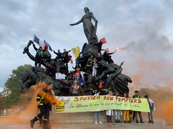 Gaz, canon à eau… la tension monte à la manifestation nationale des pompiers à Paris - Sputnik Afrique