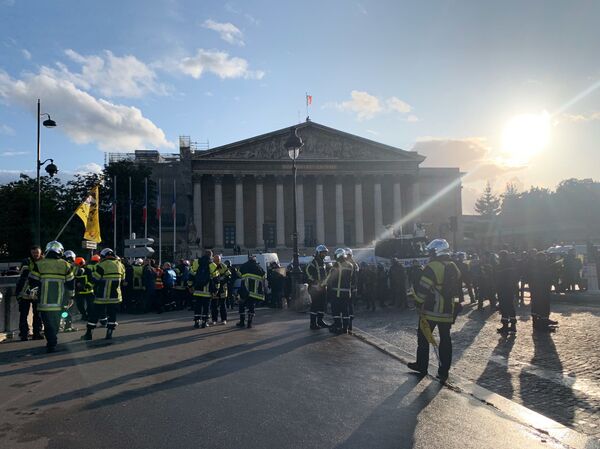 Gaz, canon à eau… la tension monte à la manifestation nationale des pompiers à Paris - Sputnik Afrique