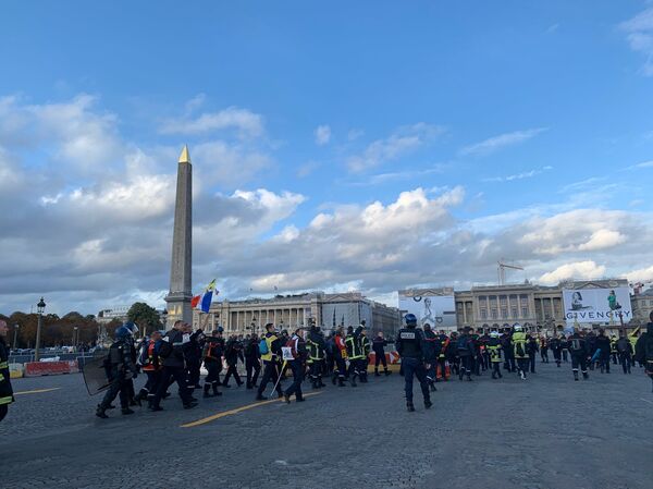 Gaz, canon à eau… la tension monte à la manifestation nationale des pompiers à Paris - Sputnik Afrique