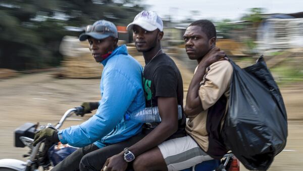 Des jeunes Camerounais à moto - Sputnik Afrique