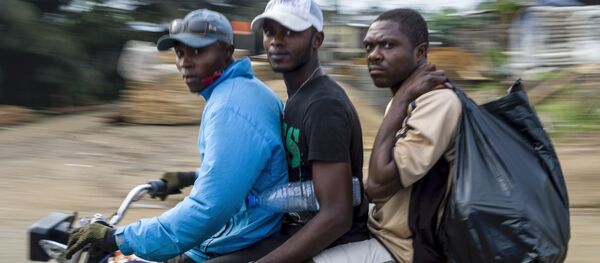 Des jeunes Camerounais à moto - Sputnik Afrique