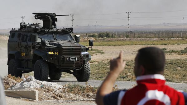 A Turkish police armoured vehicle patrols the border between Turkey and Syria, in Akcakale, Sanliurfa province, southeastern Turkey - Sputnik Afrique