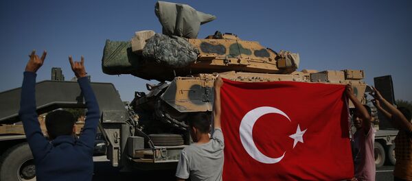Les Turcs applaudissent un convoi de forces turques transportant des chars vers la frontière syrienne - Sputnik Afrique