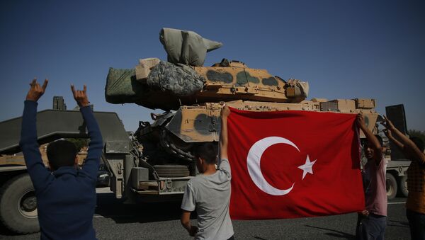 Les Turcs applaudissent un convoi de forces turques transportant des chars vers la frontière syrienne - Sputnik Afrique