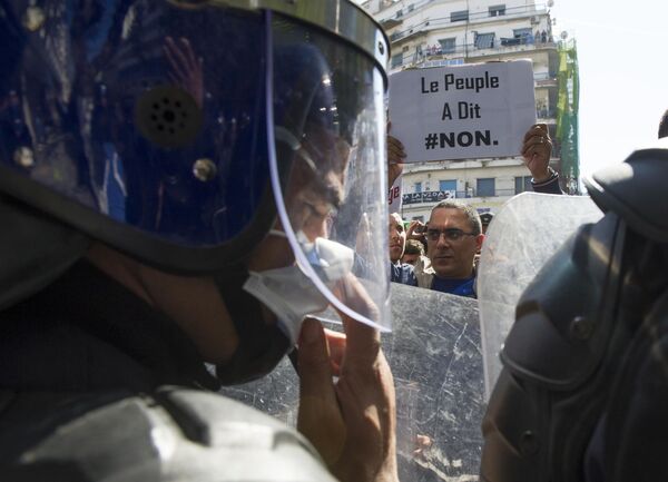 Algérie : la révolution du sourire, le Disneyland des photographes Algérie : la révolution du sourire, le Disneyland des photographes - Sputnik Afrique
