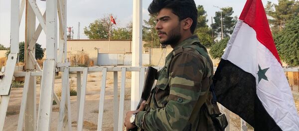 Un militaire syrien au point de passage frontalier près d’Aïn al-Arab (Kobané) - Sputnik Afrique