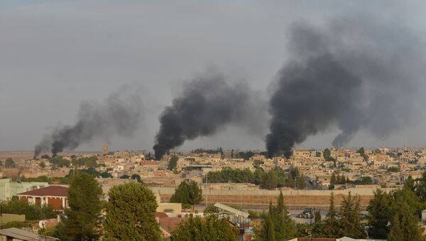 Smoke rises from the Syrian border town of Ras al-Ain as it is pictured from the Turkish town of Ceylanpinar in Sanliurfa province, Turkey, October 9, 2019 - Sputnik Afrique