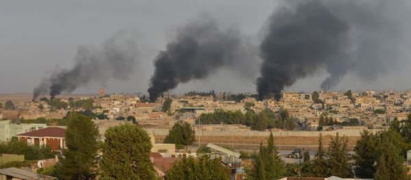 Smoke rises from the Syrian border town of Ras al-Ain as it is pictured from the Turkish town of Ceylanpinar in Sanliurfa province, Turkey, October 9, 2019 - Sputnik Afrique