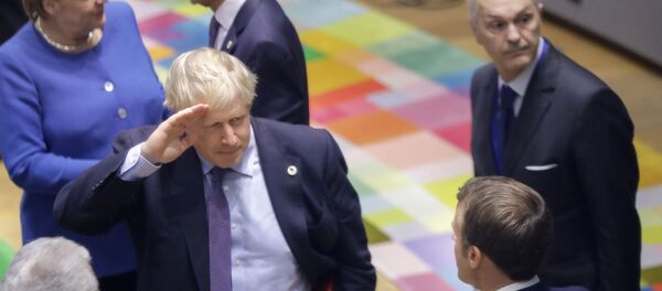 British Prime Minister Boris Johnson salutes French President Emmanuel Macron - Sputnik Afrique
