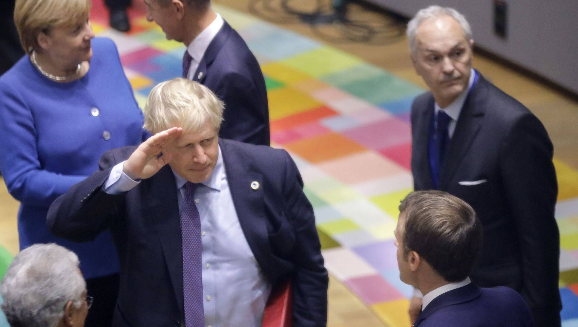 British Prime Minister Boris Johnson salutes French President Emmanuel Macron - Sputnik Afrique, 1920, 29.08.2021