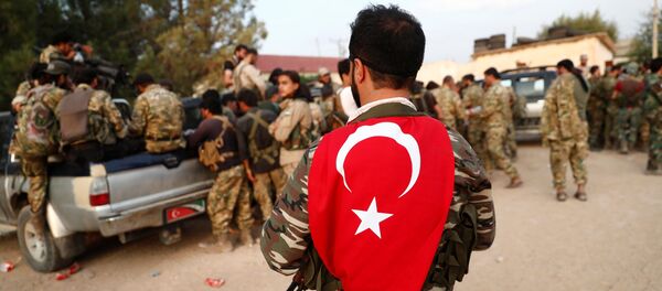 Les rebelles syriens soutenus par la Turquie font une pause avant de traverser la frontière de la Syrie, 17 octobre 2019 - Sputnik Afrique