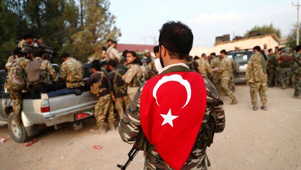 Les rebelles syriens soutenus par la Turquie font une pause avant de traverser la frontière de la Syrie, 17 octobre 2019 - Sputnik Afrique