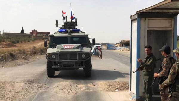 Бронеавтомобиль патрульной службы военной полиции РФ в районе Манбиджа на северо-востоке Сирии - Sputnik Afrique