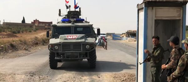 Бронеавтомобиль патрульной службы военной полиции РФ в районе Манбиджа на северо-востоке Сирии Бронеавтомобиль патрульной службы военной полиции РФ в районе Манбиджа на северо-востоке Сирии - Sputnik Afrique