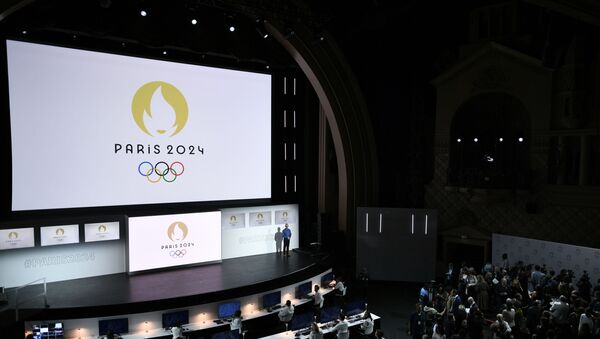 People attend a logo presentation ceremony for Paris 2024 Olympic Games at the Grand Rex cinema in Paris on October 21, 2019. (Photo by STEPHANE DE SAKUTIN / AFP) - Sputnik Afrique