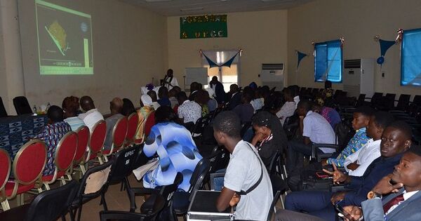 Dr Sokhna Thiam, en blanc au fond, présente le projet au public - Sputnik Afrique