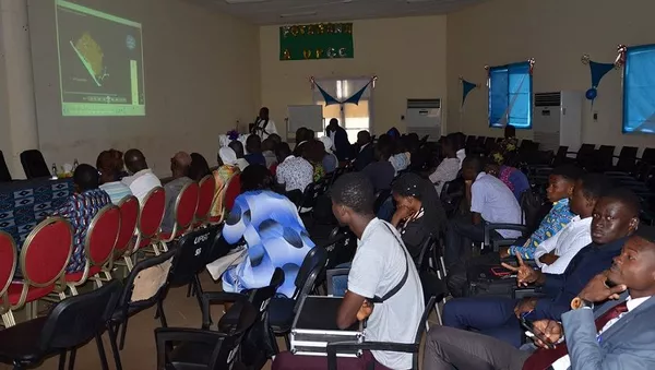 Dr Sokhna Thiam, en blanc au fond, présente le projet au public