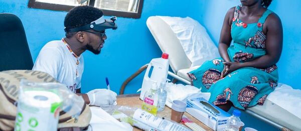 Jean-Charles Wognin en pleine consultation Jean-Charles Wognin en pleine consultation - Sputnik Afrique