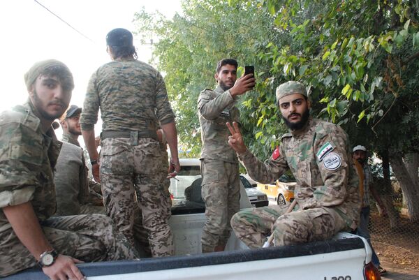 La Turquie dépêche des renforts et ses alliés de l'ASL à sa frontière avec la Syrie - images La Turquie dépêche des renforts et ses alliés de l'ASL à sa frontière avec la Syrie - images - Sputnik Afrique