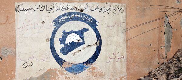 Логотип Белых касок на стене здания в провинции Идлиб, Сирия Логотип Белых касок на стене здания в провинции Идлиб, Сирия - Sputnik Afrique
