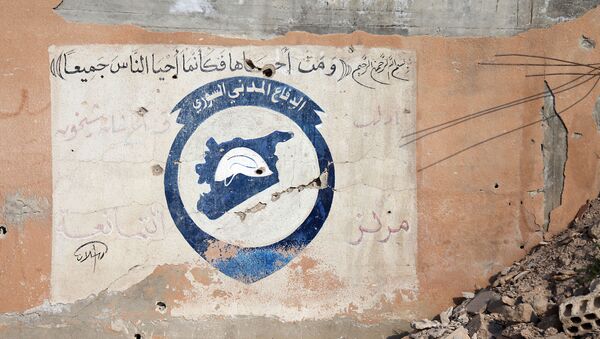 Логотип Белых касок на стене здания в провинции Идлиб, Сирия - Sputnik Afrique