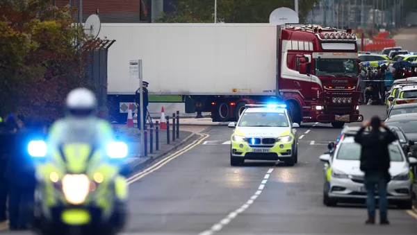 La police déplace le camion où 39 corps ont été découverts à Gray, dans l'Essex (23 octobre 2019) - Sputnik Afrique