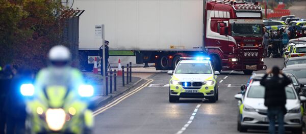 La police déplace le camion où 39 corps ont été découverts à Gray, dans l'Essex (23 octobre 2019) - Sputnik Afrique
