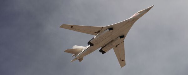 Un bombardier russe Tu-160 lors d'un défilé militaire (archive photo) - Sputnik Afrique