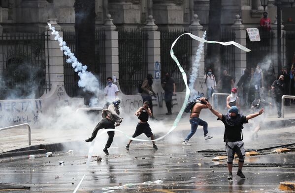 Chaos et fumée: les manifestations d’ampleur au Chili se poursuivent
 - Sputnik Afrique