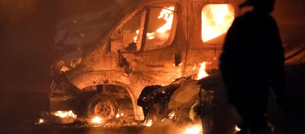 Des heurts au terme de la deuxième journée de visite de Macron sur l’île de La Réunion - Sputnik Afrique