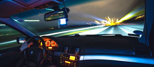 une voiture roule à pleine vitesse  - Sputnik Afrique