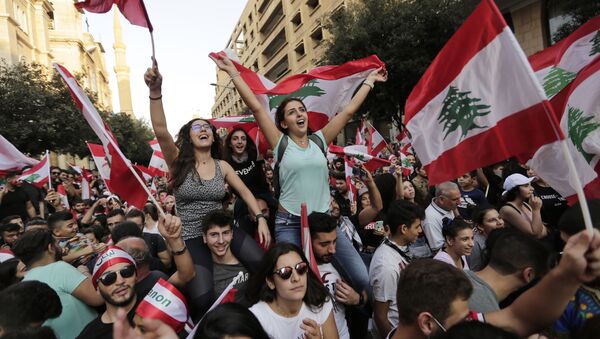 Anti-government protesters shout slogans in Beirut, Lebanon, Sunday, Oct. 20, 2019. Tens of thousands of Lebanese protesters of all ages gathered Sunday in major cities and towns nationwide, with each hour bringing hundreds more people to the streets for the largest anti-government protests yet in four days of demonstrations. - Sputnik Afrique