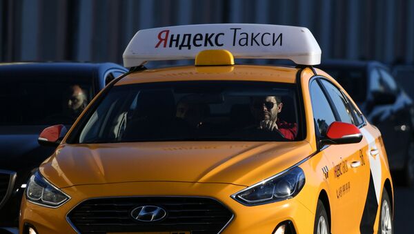 Une voiture de Yandex.Taxi dans une rue de Moscou - Sputnik Afrique