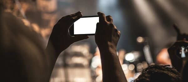 Spectateur avec son smartphone en concert - Sputnik Afrique