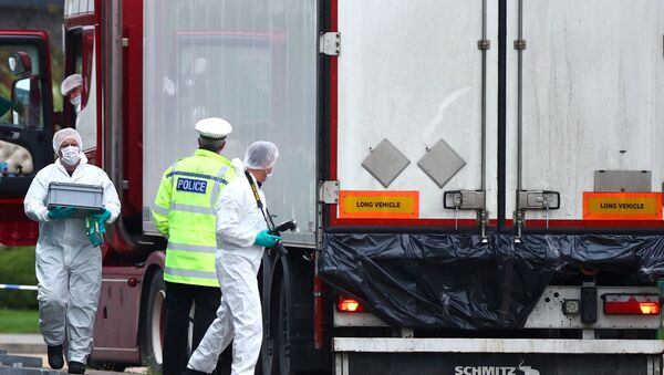 Police officers inspect the lorry in which 39 bodies were found - Sputnik Afrique