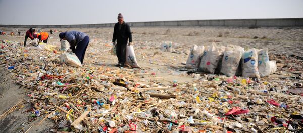 Des travailleurs enlèvent des ordures sur la rive du fleuve Yang-Tsé  - Sputnik Afrique