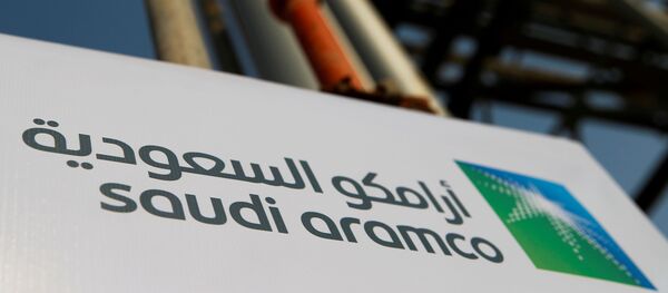 Le logo de Saudi Aramco sur l'installation pétrolière de la société à Abqaiq - Sputnik Afrique