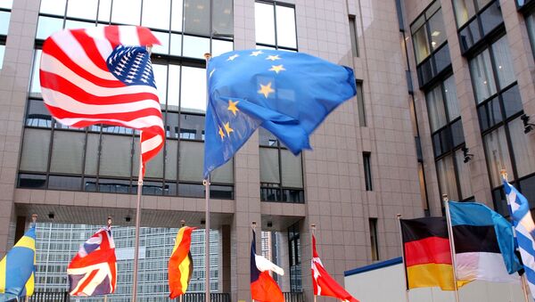 Drapeaux des USA et de l'UE - Sputnik Afrique