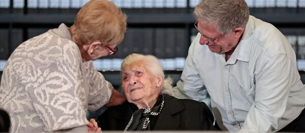 Melpomeni Dina, Yossi Mor et sa sœur Sarah Yanai - Sputnik Afrique