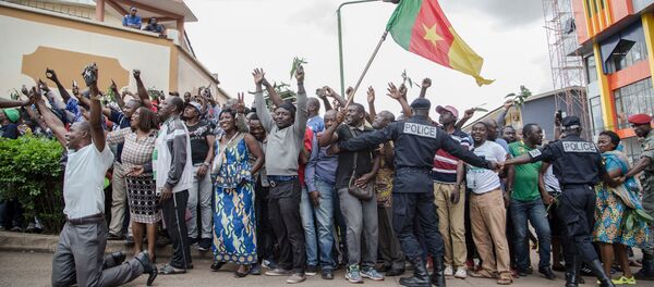 Des centaines de militants acclament Maurice Kamto à sa sortie de prison le 5 octobre 2019 Des centaines de militants acclament Maurice Kamto à sa sortie de prison le 5 octobre 2019 - Sputnik Afrique