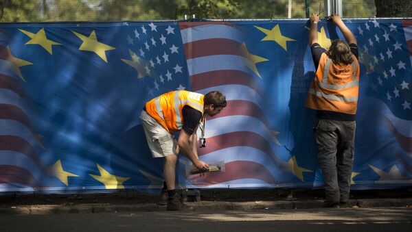 Des ouvriers accrochent des rideaux avec des motifs de drapeau américain et européen - Sputnik Afrique