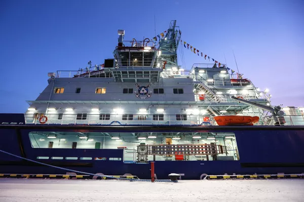 Le drapeau russe est hissé sur le brise-glace non nucléaire Ob
 - Sputnik Afrique